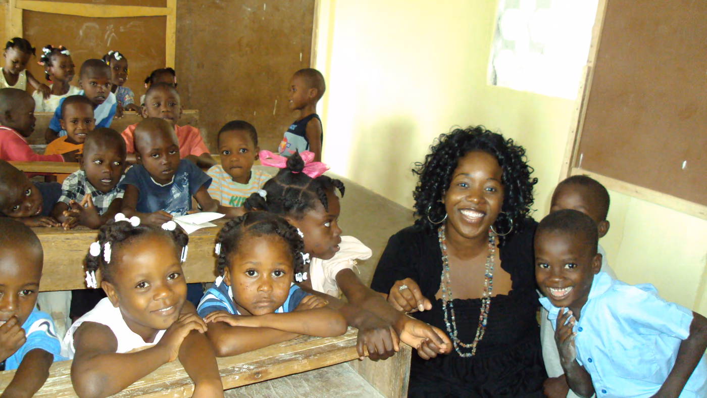 Students and a H.E.S.P. volunteer in a classroom